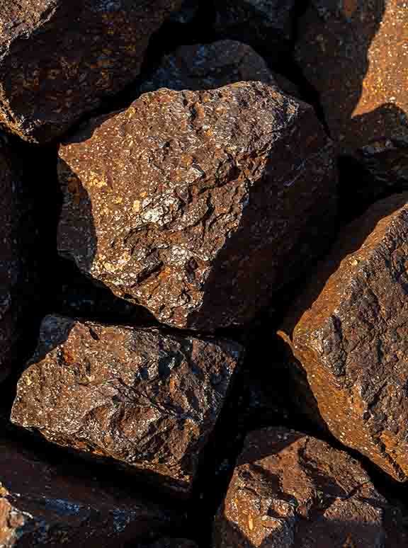 mineral-hierro-piedras-rocass-materia-prima-industria-minera Mineral de hierro en rocas y piedras, textura metálica natural para industria minera.